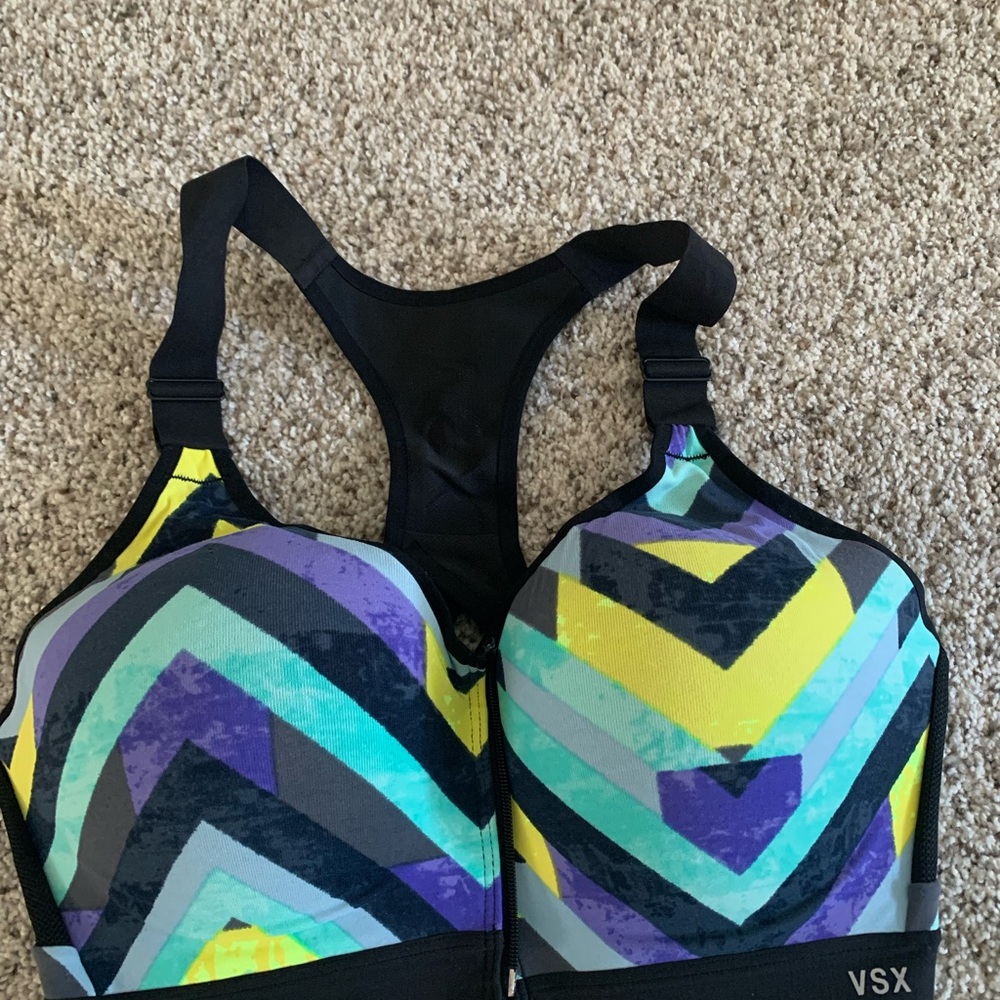 Victoria’s Secret size 34DD sports bra.